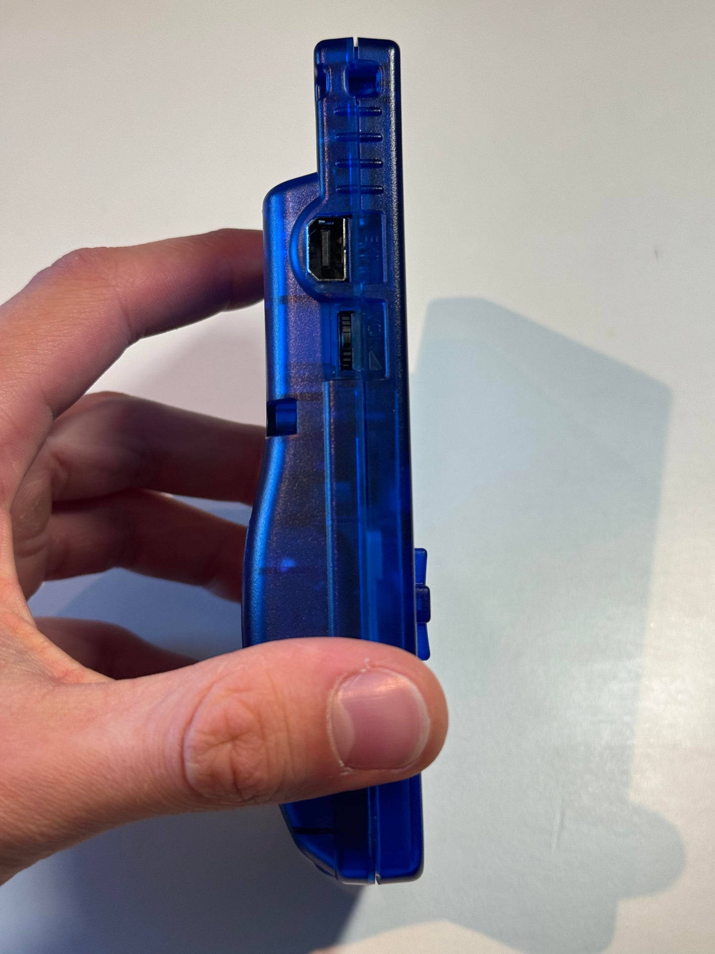 Gjennomsiktig blå Funnyplaying GameBoy Color (FPGBC)