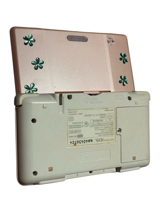 Rosa Nintendo DS med ladekabel