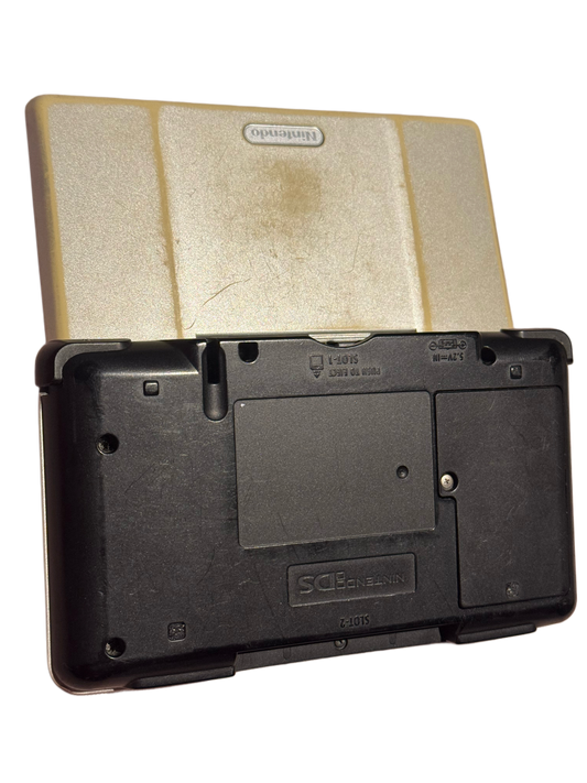 Grå Nintendo DS med ladekabel