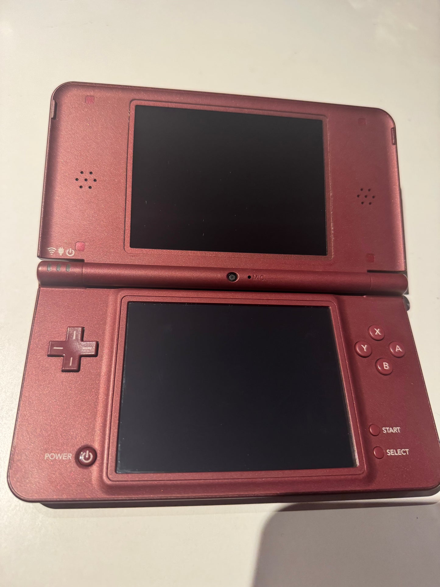 Modifisert Nintendo DSI XL med ny ladekabel