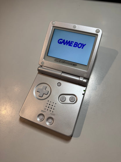 IPS V3 modifisert GameBoy Advance SP med ny ladekabel