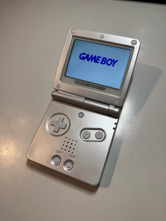 IPS V3 modifisert GameBoy Advance SP med ny ladekabel