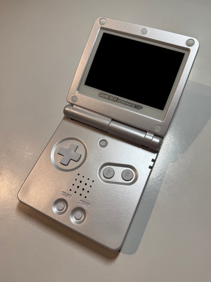 IPS V3 modifisert GameBoy Advance SP med ny ladekabel