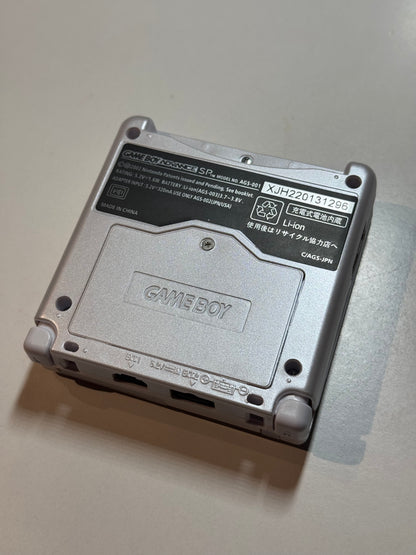 IPS V3 modifisert GameBoy Advance SP med ny ladekabel