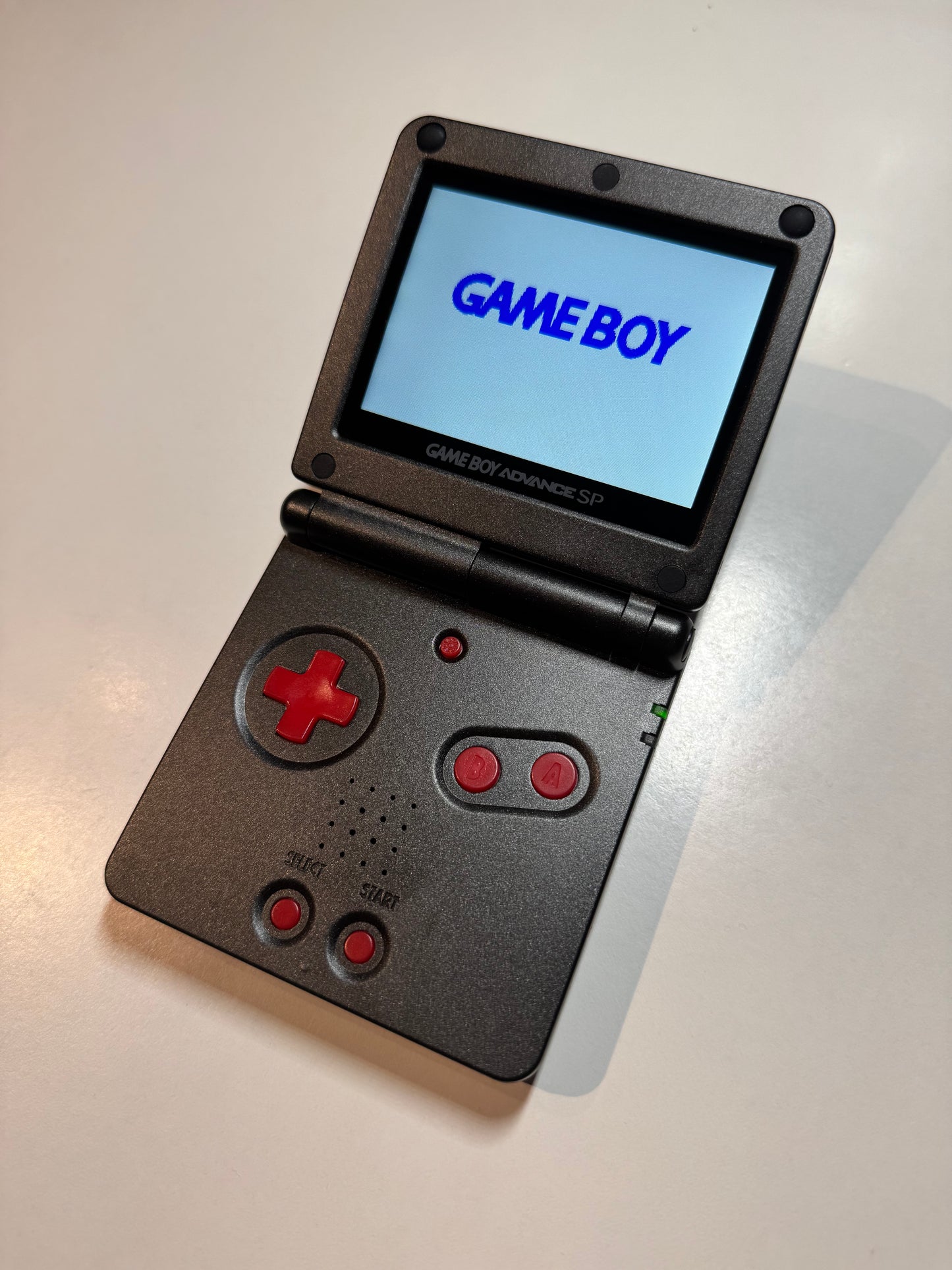 IPS V3 modifisert GameBoy Advance SP med ny ladekabel