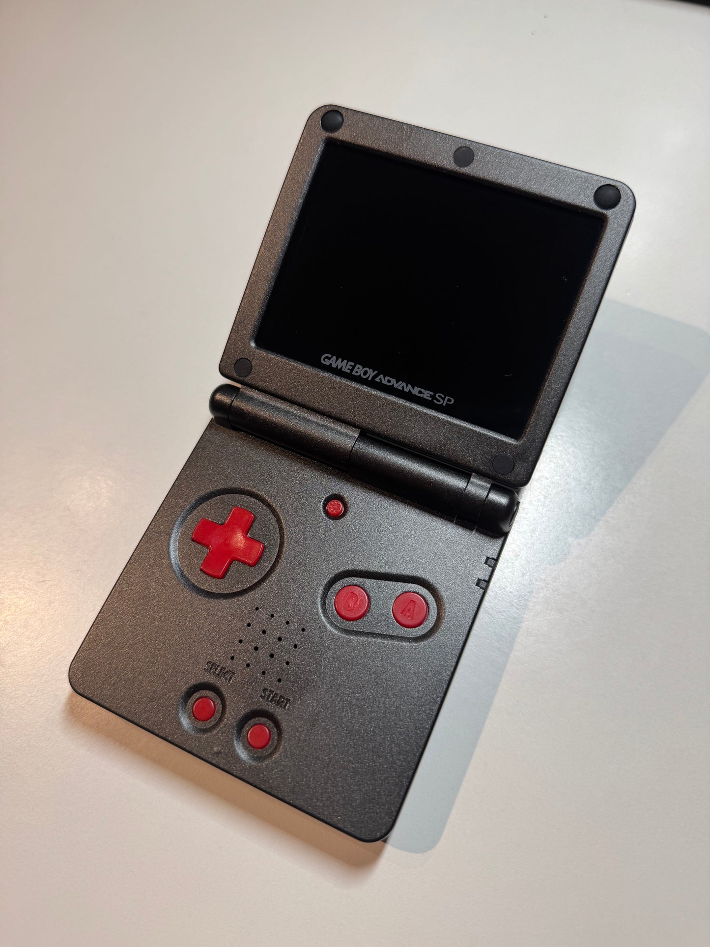 IPS V3 modifisert GameBoy Advance SP med ny ladekabel