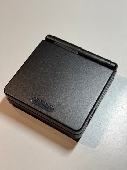 IPS V3 modifisert GameBoy Advance SP med ny ladekabel