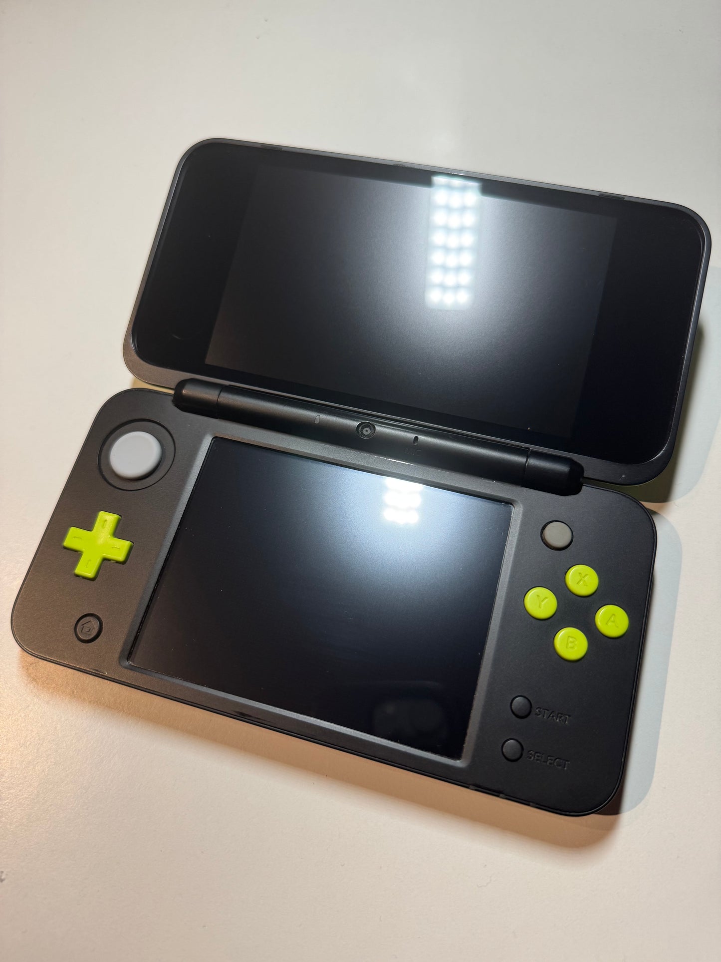 Moddet Nintendo New 2DS Xl med ny ladekabel