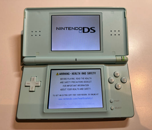 lyseblå Nintendo DS Lite med ny ladekabel